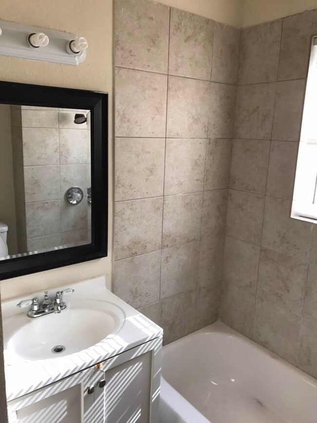 Building Photo - Conveniently Located 4 Bedroom Home in Gar...