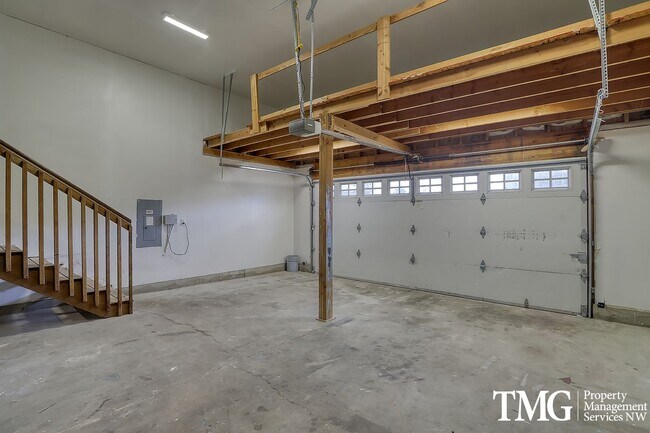 Building Photo - Spacious 4 Bedroom/2.5 Bath Hazell Dell Home!