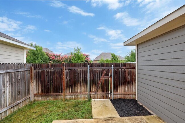 Building Photo - 2424 Pecan Island Dr