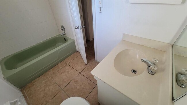 Building Photo - 826 Sky Lake Cir