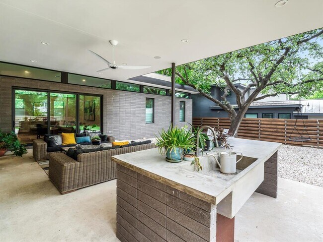 Building Photo - 1703 Dexter St