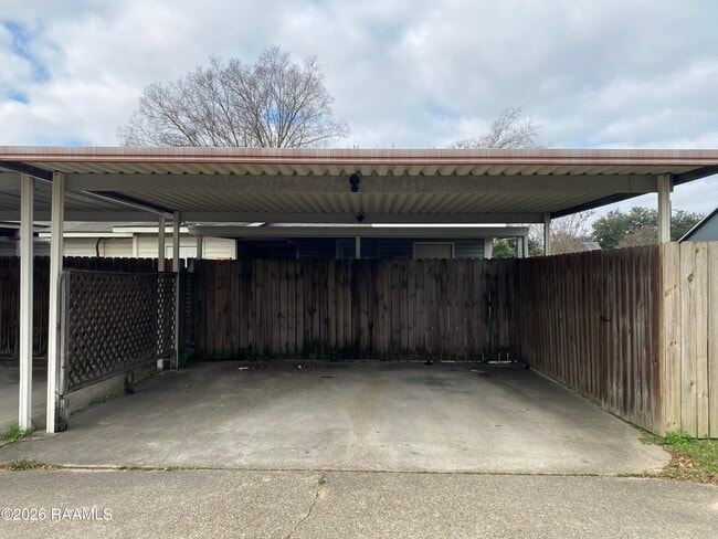 Building Photo - 5133 Sleepy Hollow Dr