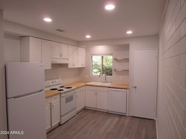 Building Photo - 1450 E Bethany Home Rd