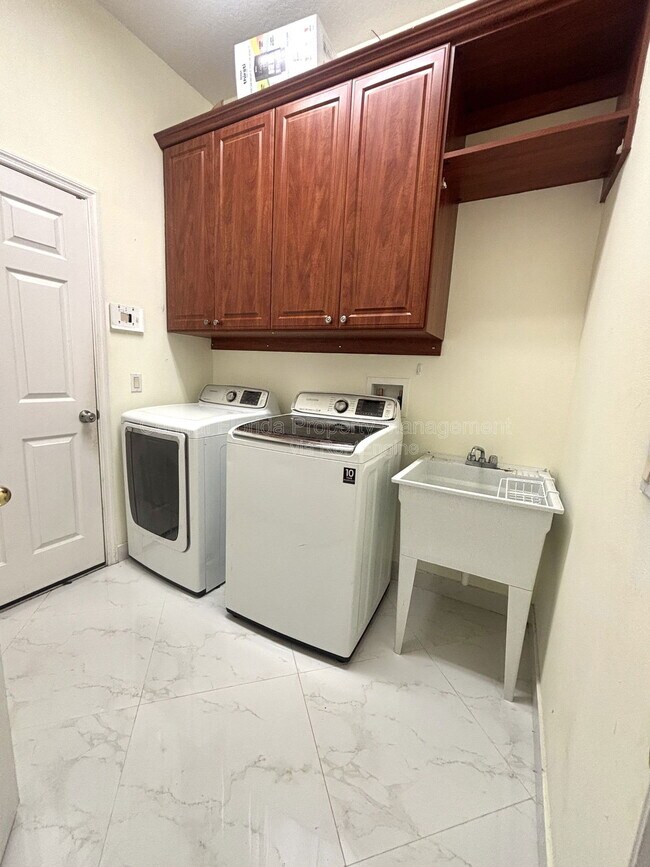 Building Photo - 902 Hire Cir