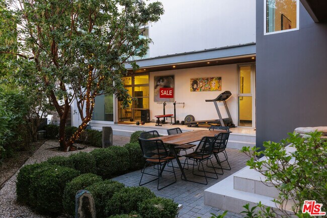 Building Photo - 2651 Nichols Canyon Rd