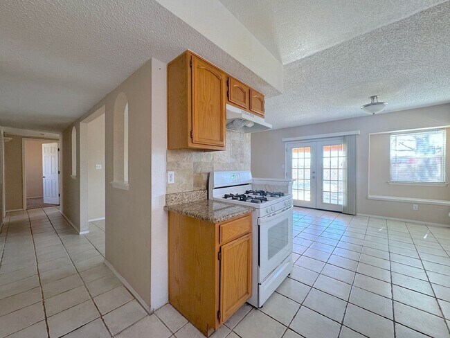 Building Photo - East El Paso 3 bed Refrig A/C!