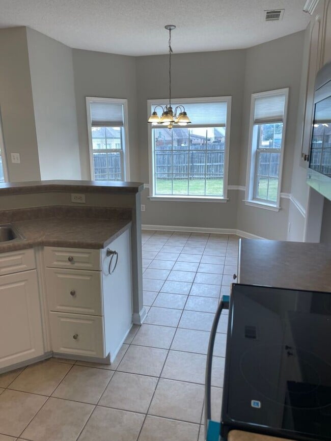 Building Photo - 4BR w/ Fenced Backyard + Garage in Lakeland