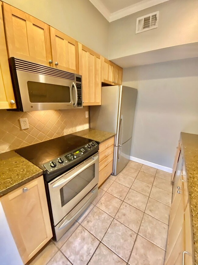 Building Photo - Logan/Dupont 1BR 1BA unit with hardwood fl...