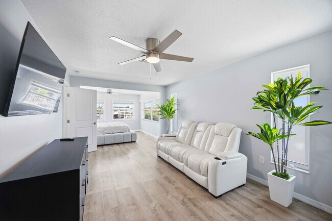 Building Photo - Waterfront beauty in Overbrook Gardens