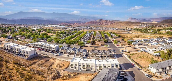 Building Photo - HURRICANE TOWNHOME!! Pet Friendly!