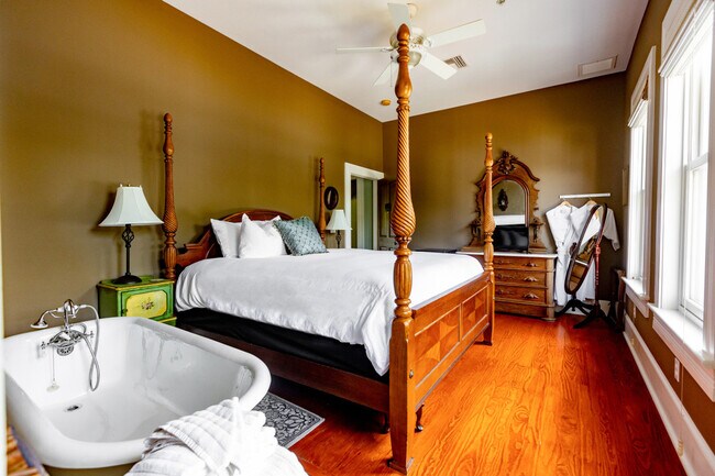 Building Photo - 205 SE 7th St