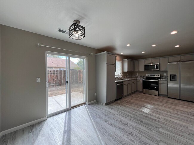 Building Photo - 815 Starlite Dr