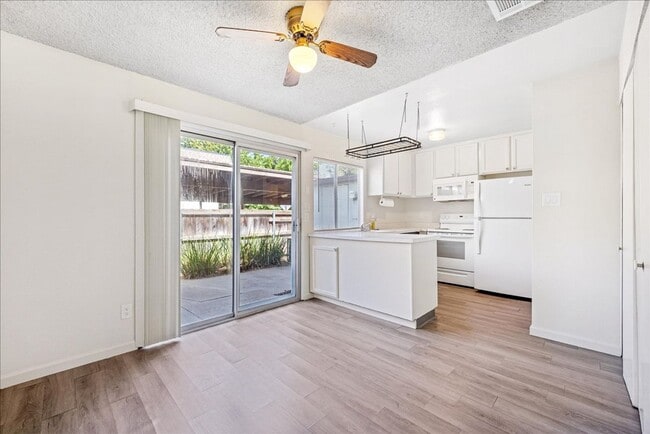 Building Photo - 8828 La Riviera Dr