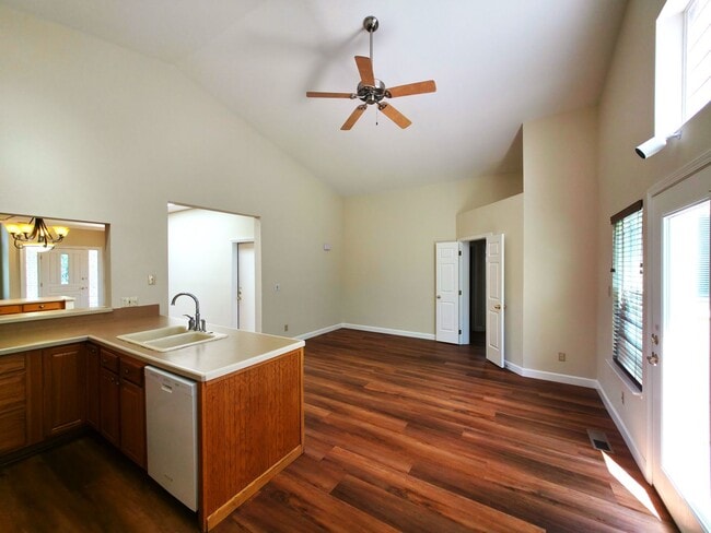 Building Photo - Beautifully Updated 3 Bedroom 2 Bath Updat...