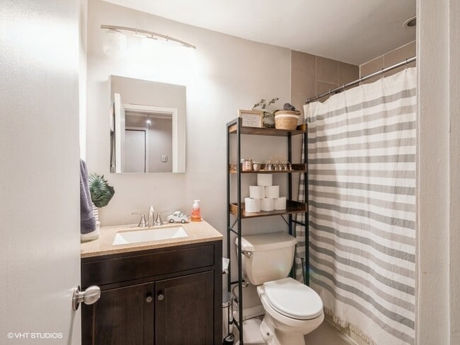 Building Photo - 1038 W Byron St