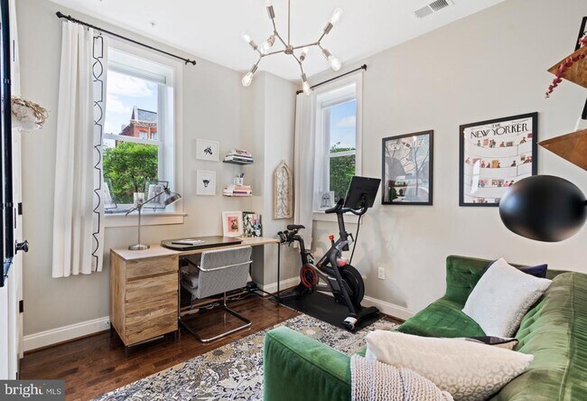 Building Photo - 1249 Kenyon St NW