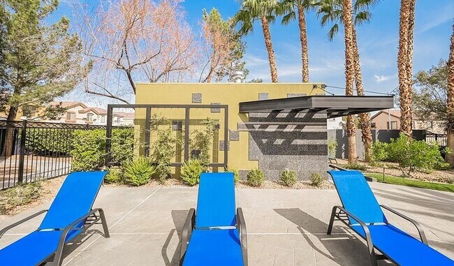 Building Photo - Unique condo with rooftop Strip Views and modern amenities.