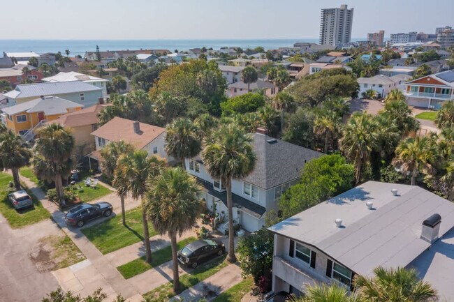 Building Photo - 215 Oleander St