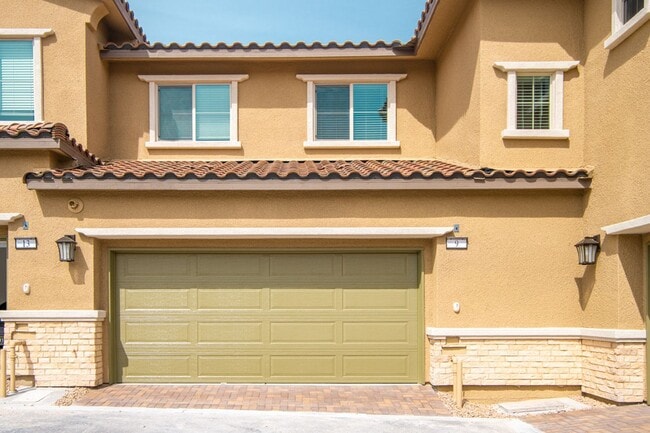 Building Photo - Great Townhome 3/2 in Santa Rosa Community in Summerlin!!!