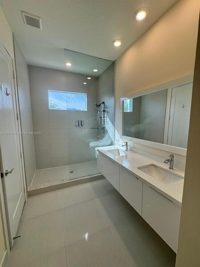 Building Photo - 10445 NW 66th St