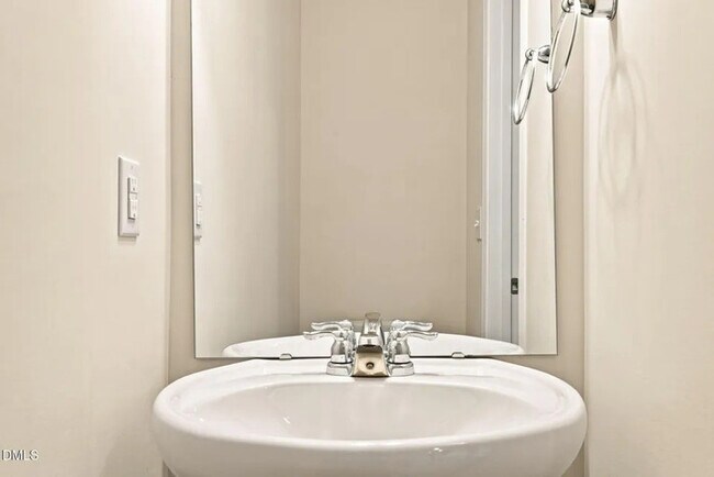Building Photo - Lease OR Lease to Own