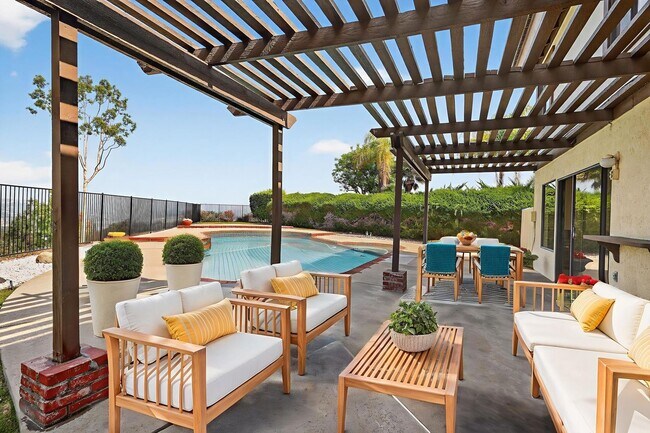 Building Photo - 5BR; 3BA Pool Home with Stunning Views in ...