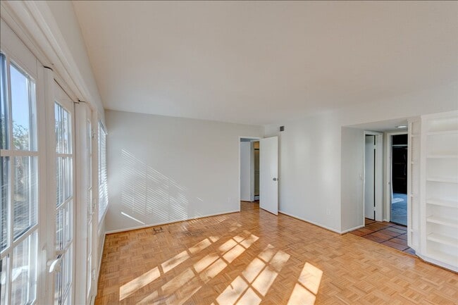 Building Photo - 407 Village Center Dr