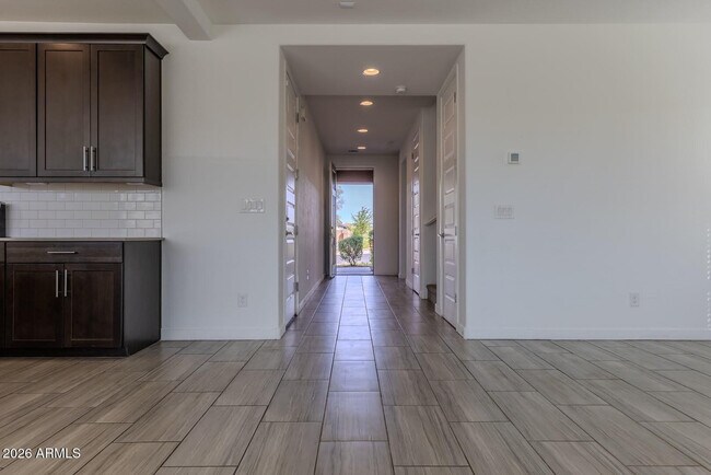 Building Photo - 9115 W Glenrosa Ave