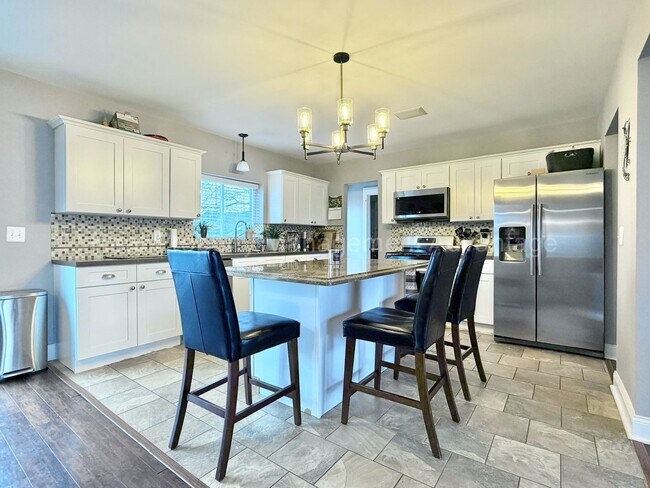 Building Photo - 3 Bed/2.5 Bath - Cape Cod Charm with Modern Comforts Throughout