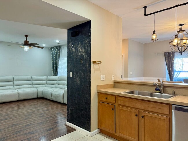 Building Photo - Spacious 3 bedroom condo minutes to the Oceanfront!