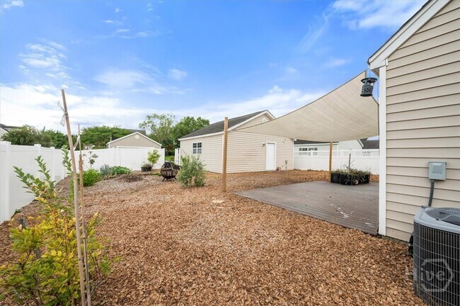 Building Photo - 17 Bushwood Dr