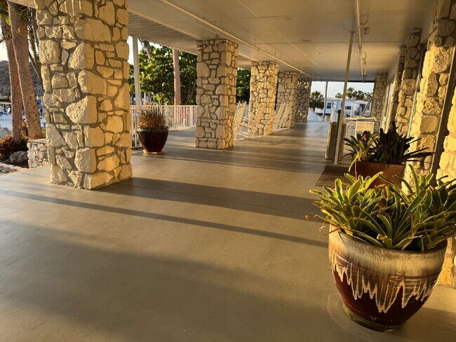 Building Photo - "Charming 2-Bed Furnished Annual Retreat in Venice, FL – Your Cozy Home Awaits!"