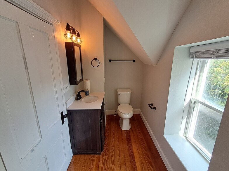 Upstairs bath and vanity - 1007 E McCarty St