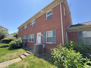 Building Photo - Charming & Spacious Two Bedroom One bathroom Unit