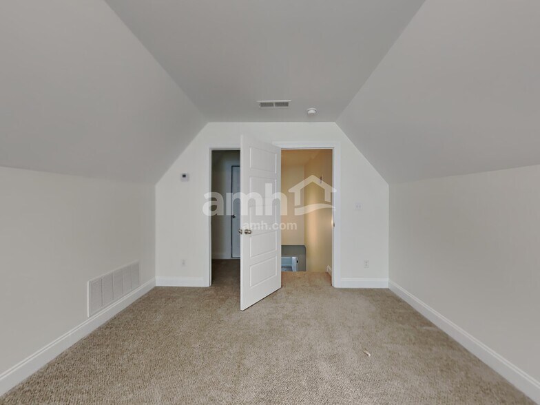 Building Photo - 3284 Vineyard Dr S