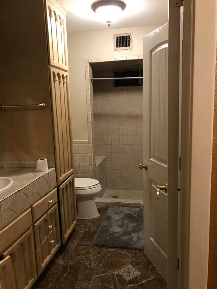 Master bathroom - 9306 Fernglen Dr