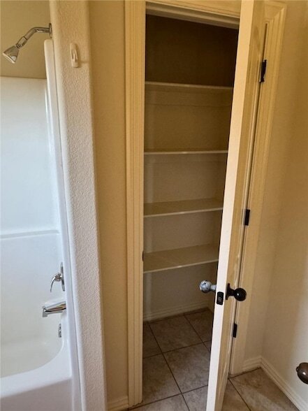 Building Photo - 938 Kensington Dr