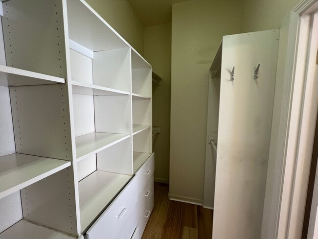 Building Photo - 4-bedroom single story located in Sylvan S...