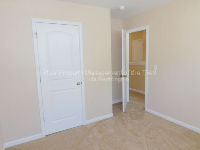 Building Photo - 3918 Mountainridge Dr