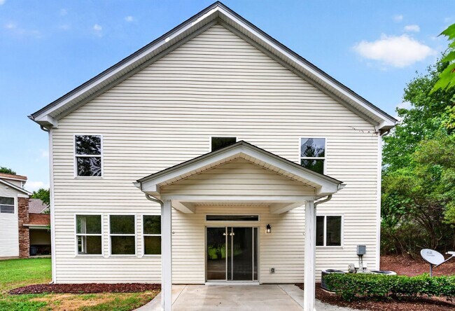 Building Photo - 4007 Jockey Club Circle