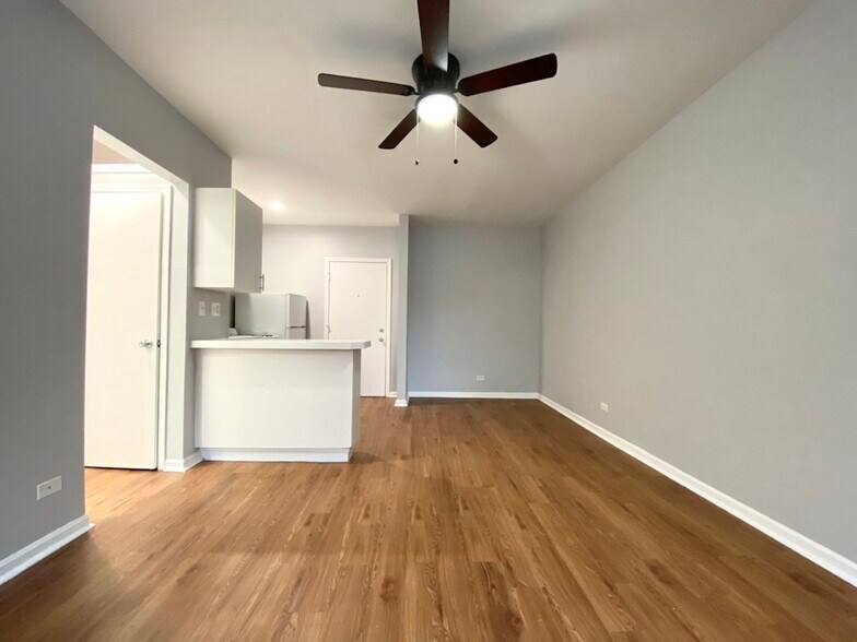 Building Photo - 4031 N Kenmore Ave