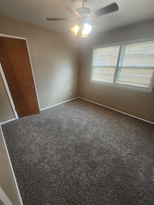 Building Photo - 3 bed 2 bath home, 2 car garage