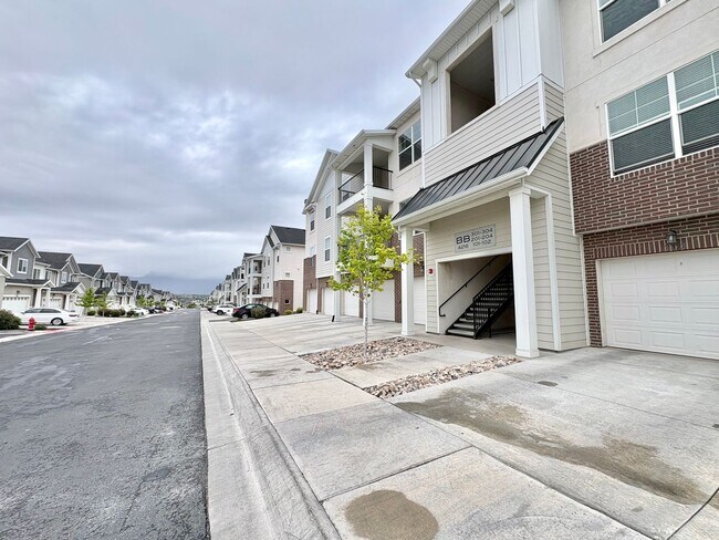 Building Photo - 3BR Condo in The Exchange | Garage, Pool & Minutes to Silicon Slopes