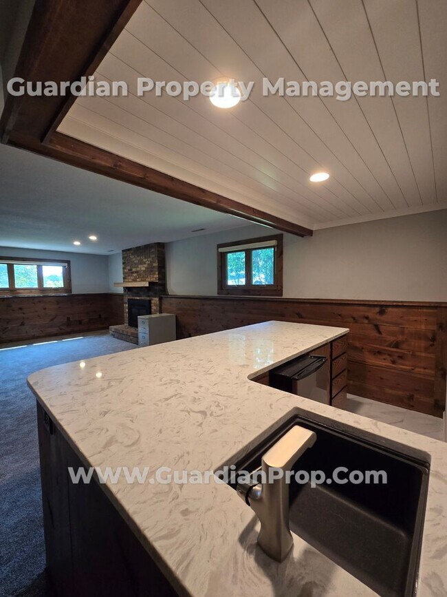 Building Photo - Available now! Spacious Shoreview Home, En...