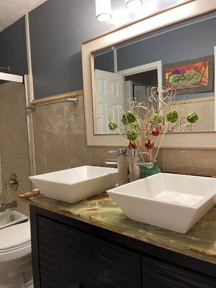 Building Photo - 915 Woodlawn Dr NE