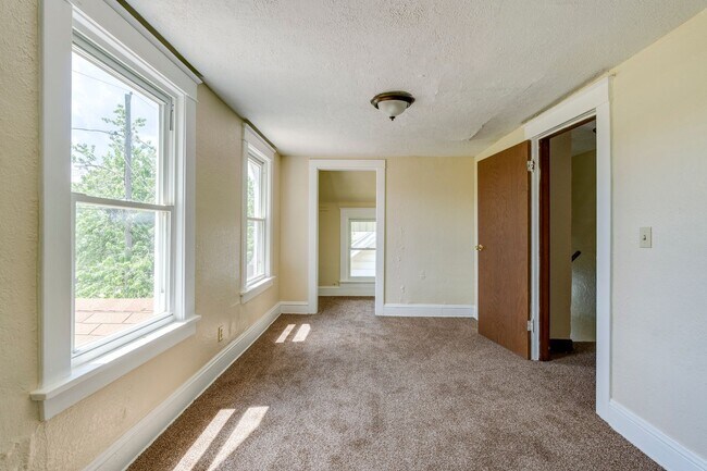 Building Photo - Cute 3 Bedroom 1 Bath House Located in Wes...