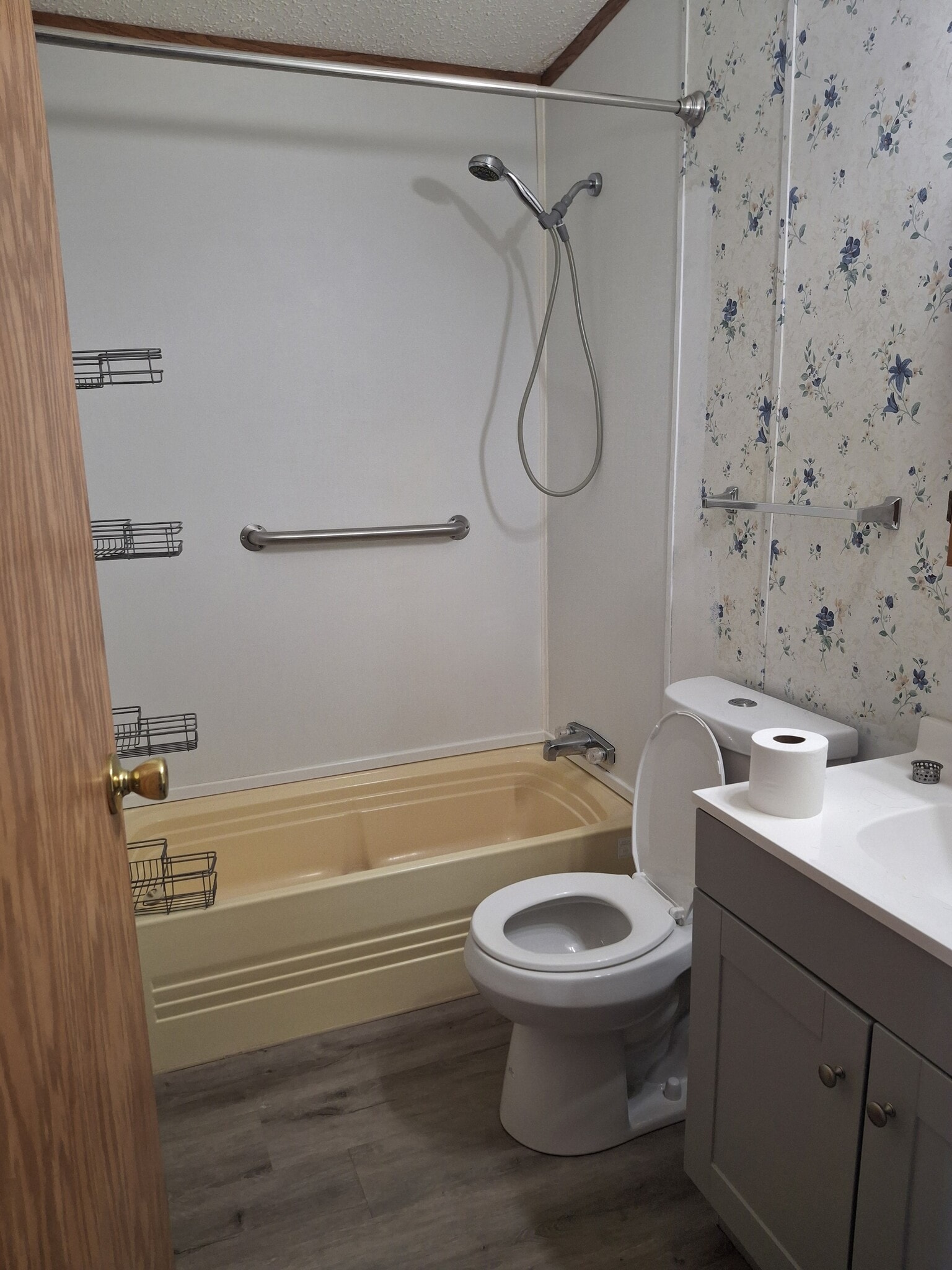 main bathroom - 3361 Coykendall Rd