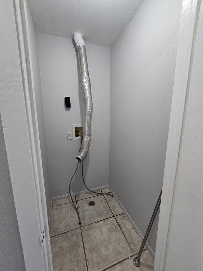 Building Photo - 2 bed, 2 bath duplex in New Port Richey