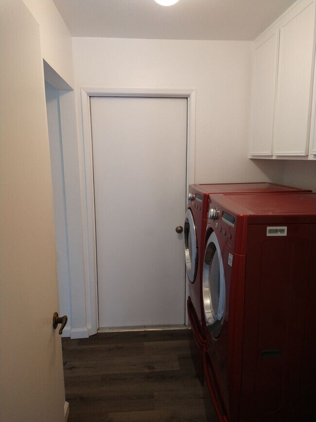 Building Photo - 4 Bedroom Townhouse - Ideal for Chapman St...