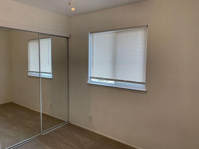 Building Photo - Super clean and move-in ready 3 Bedroom, 2 Bath!!